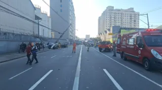 Imagem ilustrativa da imagem Parou tudo! Carro bate e derruba postes no Centro de Niterói