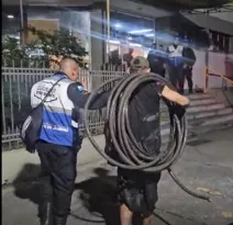 Imagem ilustrativa da imagem Preso dentro de bueiro após roubar cabo em Niterói; vídeo