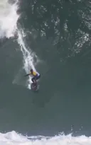 Imagem ilustrativa da imagem Surfista pega onda de 10 metros em praia de Niterói; vídeo