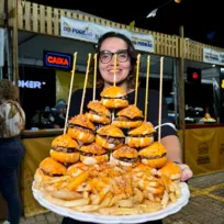 Imagem ilustrativa da imagem Torre de hambúrguer e hot dog gigante: feirão do podrão volta a SG