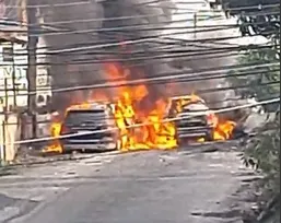 Imagem ilustrativa da imagem Traficantes de São Gonçalo tacam fogo em carros no Salgueiro; vídeo