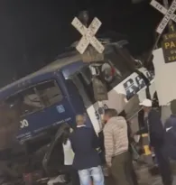 Imagem ilustrativa da imagem Trem bate em ônibus que enguiçou em cima da linha férrea; vídeo