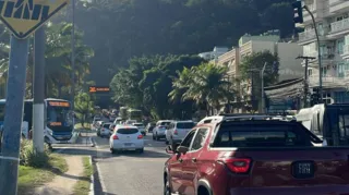 Imagem ilustrativa da imagem Tudo parado! Acidente complica trânsito na Zona Sul de Niterói