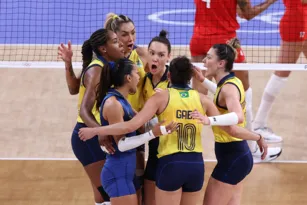 Imagem ilustrativa da imagem Vôlei feminino conquista bronze após vencer a Turquia em Paris