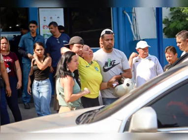 A mãe de Rhuan acompanhou o cortejo junto ao caixão, dentro do carrinho do cemitério