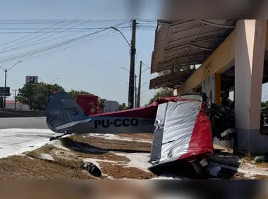 Carro ficou completamente destruído após a colisão