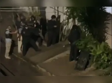 Segundo a Polícia Civil, o homem espancou a namorada até se cansar e depois fugiu