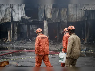 Bombeiros e Defesa Civil vistoriaram o local após o incêndio