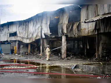 Bombeiros e Defesa Civil vistoriaram o local após o incêndio