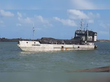 O navio havia saído de Recife no sábado (14) e afundou nas proximidades da Ilha de Itamaracá, no Grande Recife