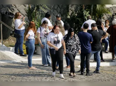 A mãe de Rhuan acompanhou o cortejo junto ao caixão, dentro do carrinho do cemitério