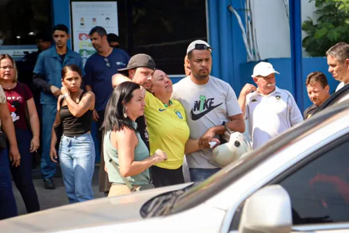 A mãe do jovem, Fernanda Garcia, precisou ser amparada por familiares