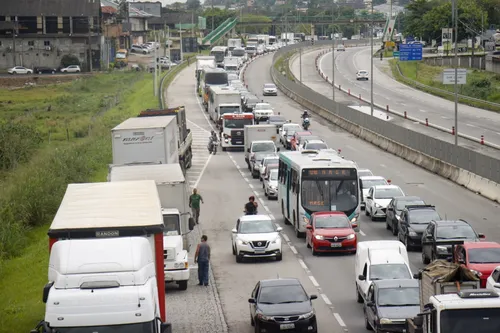 Caminhão tomba na BR-101 e causa grande congestionamento na volta para casa