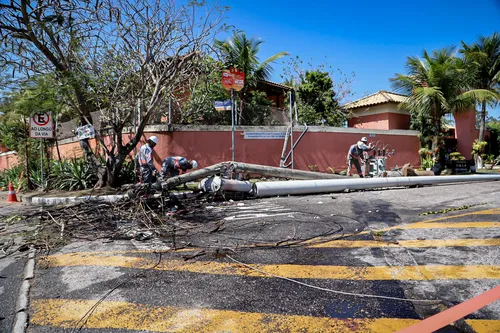 Caminhão bateu em poste e causou acidente