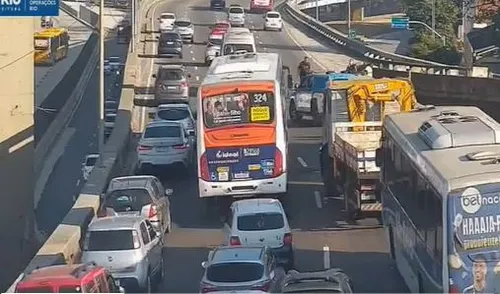 A  CET-Rio e a Polícia Militar estão no local para gerenciar a situação