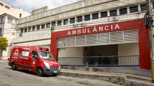 A jovem foi levada ao hospital após levar tiro na região lombar