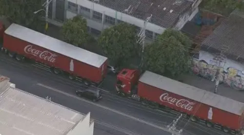 Criminosos roubaram carretas da Coca Cola avaliada em quase R$ 130 mil, porém, a Polícia Militar recuperou os veículos