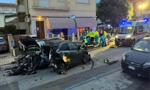 Estado do carro da brasileira após o acidente que matou duas pessos e feriu sete