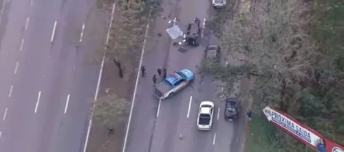 Carro capotou várias vezes e parou na pista oposta