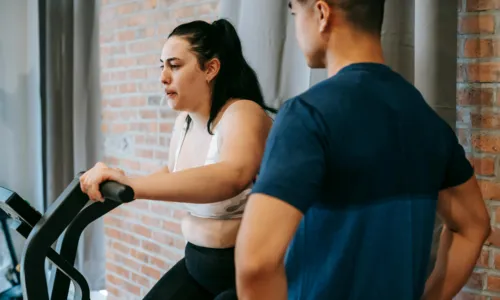 Com exercícios mais intensos, tanto a glicose no sangue quanto o glicogênio muscular são usados mais.