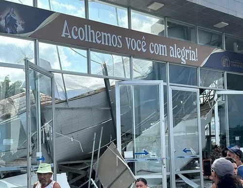 Equipes dos Bombeiros e da PM estão no local realizando os resgates