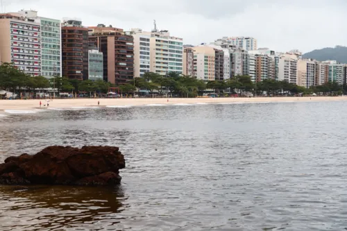 Apesar da chuva, a qualidade da água da Praia de Icaraí continua apropriada para banho