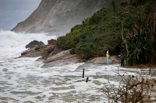 Pessoas foram vistas nas pedras da região da Prainha de Itacoatiara