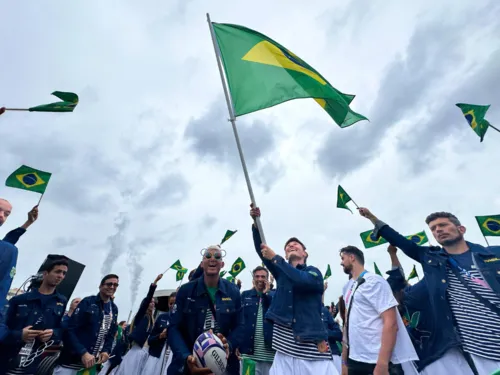 Time BRasil fez muita festa na embarcação que cruzou o Rio Sena