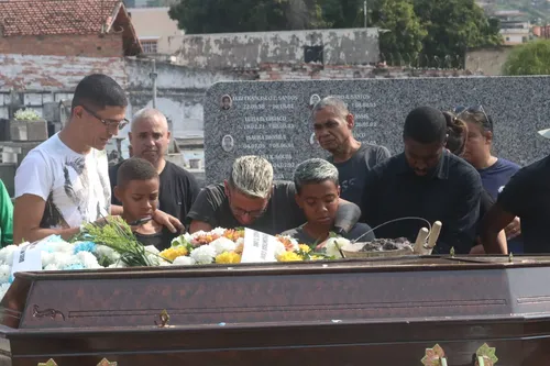 Familiares se emocionaram muito durante o sepultamento