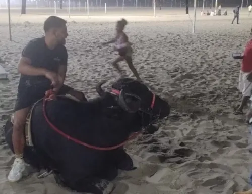 Homem leva búfalo para passear na Praia de Copacabana