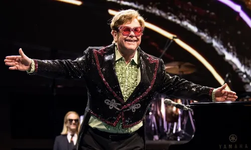 Elton John está com uma infecção grave nos olhos