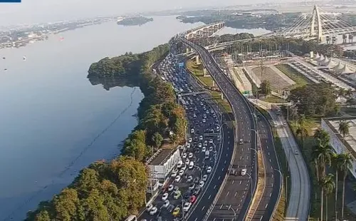 Trânsito parado após oito carros se envolverem em engavetamento