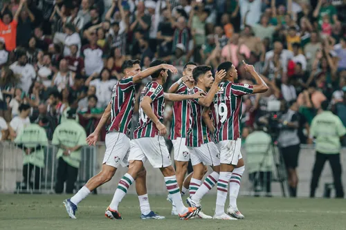 Equipe comemora gol marcado pelo jovem Kauã Elias