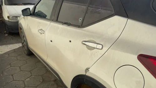 Pelo menos seis tiros atingiram o carro da mulher