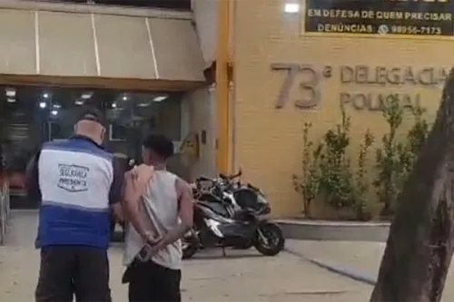 O homem de 29 anos foi autuado por roubo na 73ª DP (Neves)