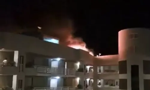 Hélices da aeronave caíram na piscina do hotel