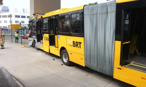 Ônibus do BRT colidiu de frente com uma mureta do Elevado do Gasômetro