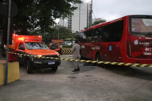 A vítima foi atropelada por um ônibus e morreu na hora