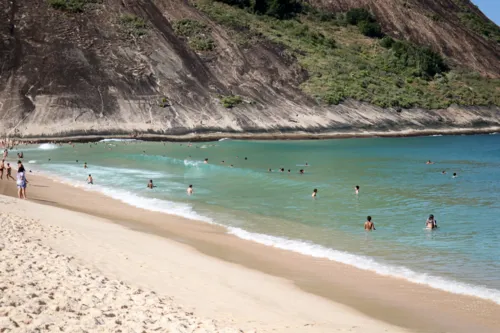 Jovem foi encontrado na manhã desta sexta-feira, na praia de Itaipu, em Niterói