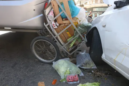 Frutas levadas por entregador ficaram espalhadas pelo chão