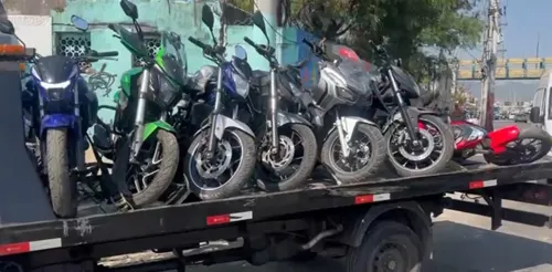 Motos, carros e mais de uma tonelada de drogas foram apreendidas pelos agentes