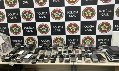 Polícia tenta localizar os proprietários dos aparelhos para devolvê-los