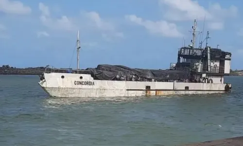 O navio havia saído de Recife no sábado (14) e afundou nas proximidades da Ilha de Itamaracá, no Grande Recife