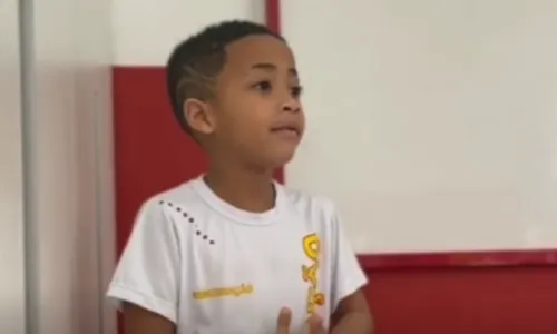 Théo aprendeu a manobra de Heimlich no curso de Bombeiros Mirins do colégio Recriação