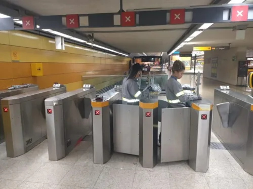 As jovens atuam na montagem e instalação de equipamentos do MetrôRio