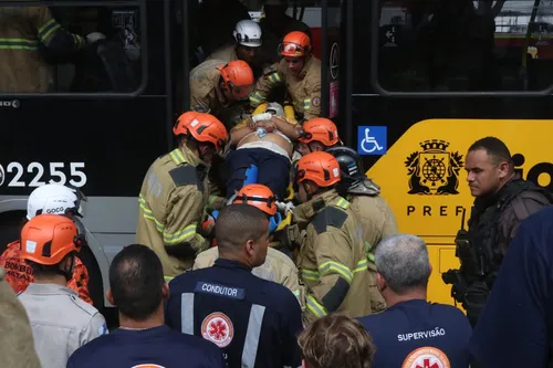 Bombeiros ajudaram no resgate do motorista