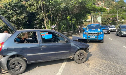 Carro colidiu enquanto seguia na pista para Niterói