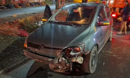 Carro da vítima bateu contra viatura da polícia que atirou e a acertou