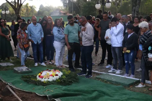 Marido de Elaine estava muito emocionado durante o enterro