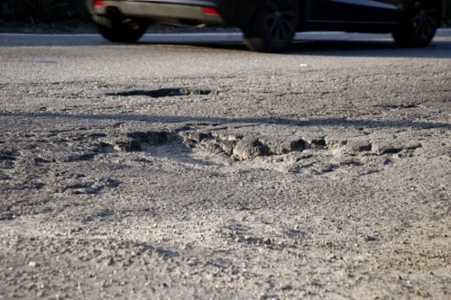 Desníveis na pista geram alerta para acidentes